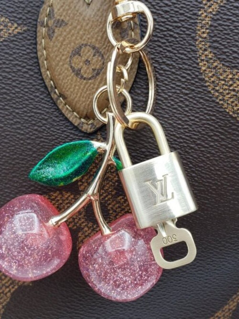 LV Gold Padlock & Key 🔒 Authentic Louis Vuitton Bag Unbranded Apple Charm - Picture 10 of 11